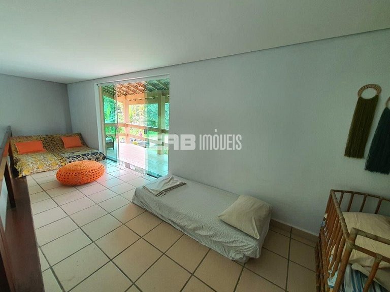 Casa com amplo jardim, piscina e quiosque com churrasqueira