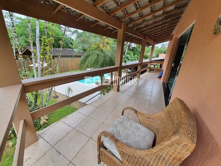 Casa com amplo jardim, piscina e quiosque com churrasqueira