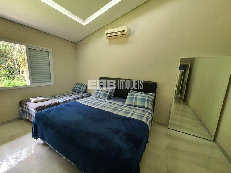 Casa com amplo jardim, piscina e quiosque com churrasqueira