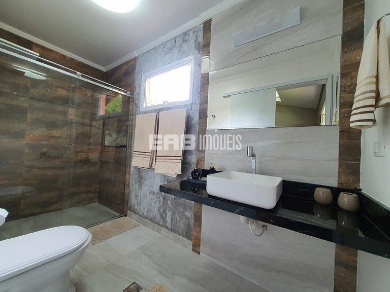 Casa com amplo jardim, piscina e quiosque com churrasqueira