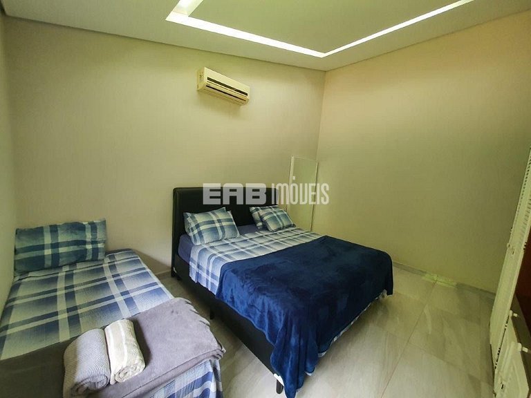 Casa com amplo jardim, piscina e quiosque com churrasqueira