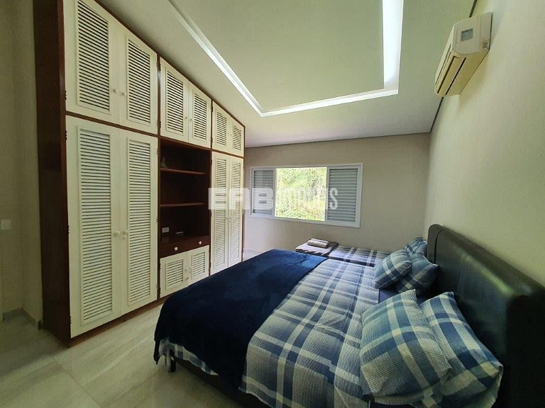 Casa com amplo jardim, piscina e quiosque com churrasqueira