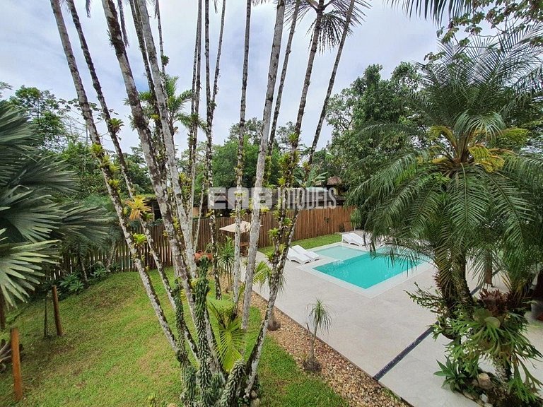 Casa com amplo jardim, piscina e quiosque com churrasqueira