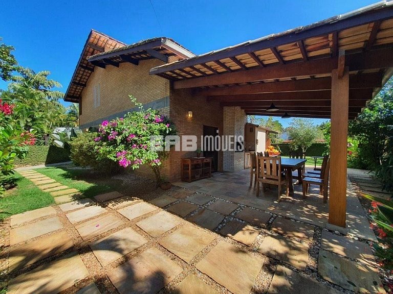 Casa com 4 suítes, a 40m do mar, na praia de Itamambuca, Uba