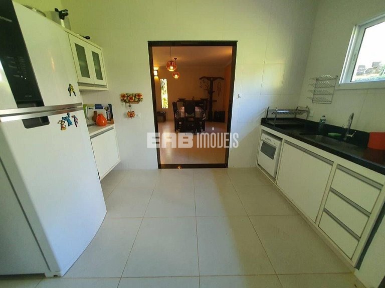 Casa com 4 suítes, a 40m do mar, na praia de Itamambuca, Uba