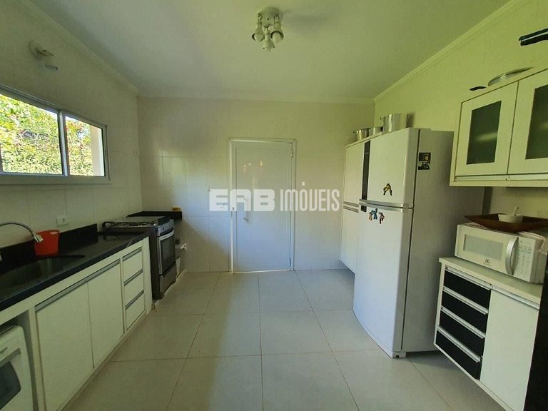 Casa com 4 suítes, a 40m do mar, na praia de Itamambuca, Uba