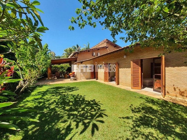 Casa com 4 suítes, a 40m do mar, na praia de Itamambuca, Uba