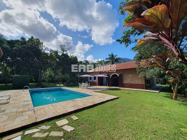 Casa com piscina e enorme jardim na praia de Itamambuca