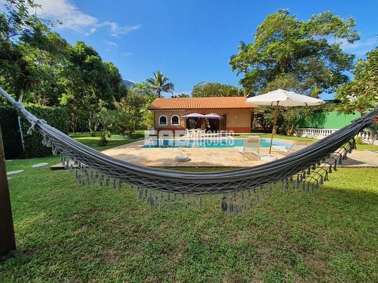 Casa com piscina e enorme jardim na praia de Itamambuca