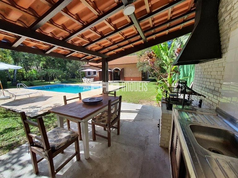 Casa com piscina e enorme jardim na praia de Itamambuca