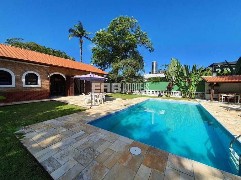 Casa com piscina e enorme jardim na praia de Itamambuca