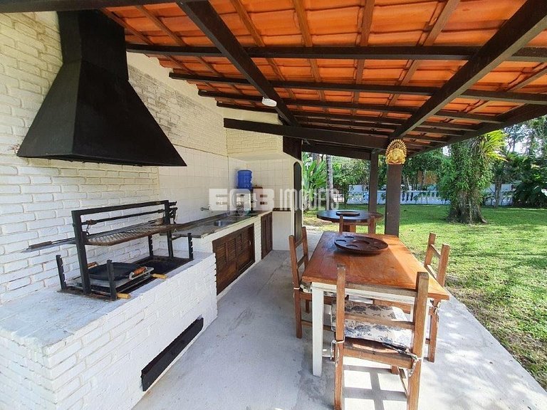 Casa com piscina e enorme jardim na praia de Itamambuca