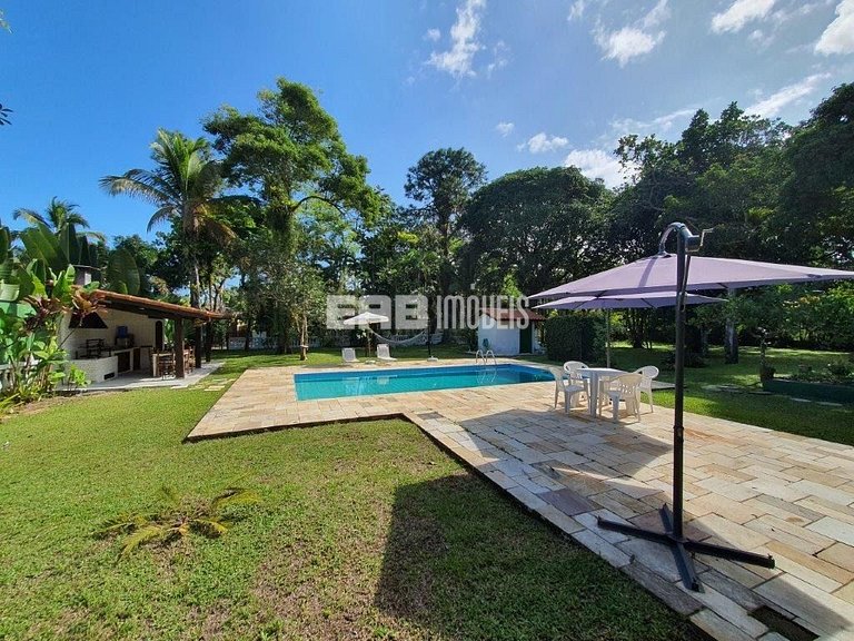 Casa com piscina e enorme jardim na praia de Itamambuca