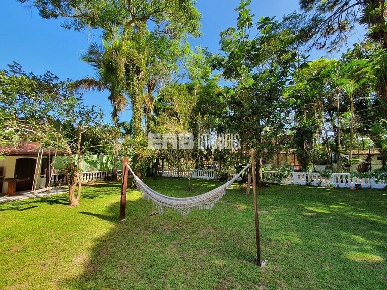 Casa com piscina e enorme jardim na praia de Itamambuca