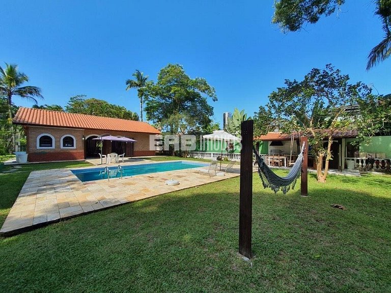 Casa com piscina e enorme jardim na praia de Itamambuca