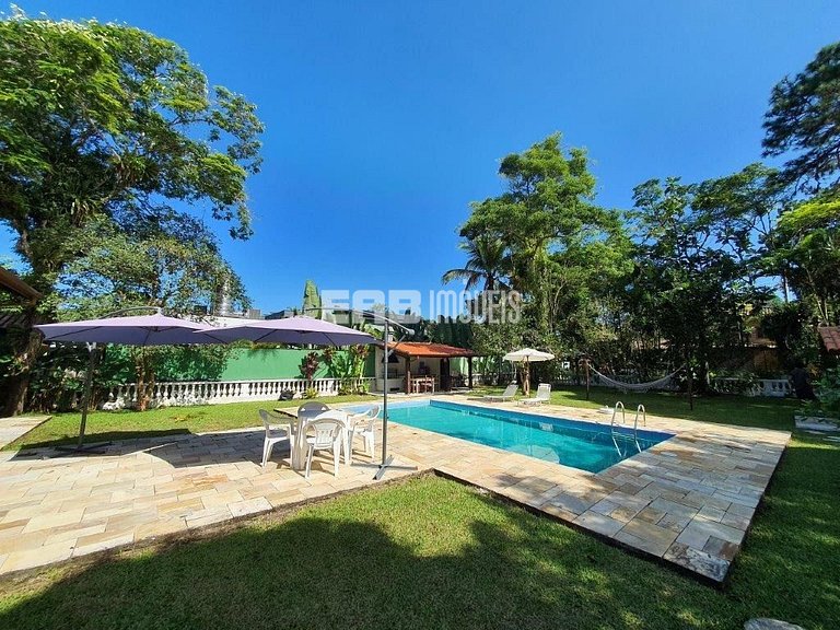 Casa com piscina e enorme jardim na praia de Itamambuca