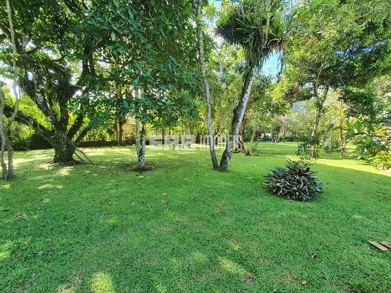 Casa com piscina e enorme jardim na praia de Itamambuca