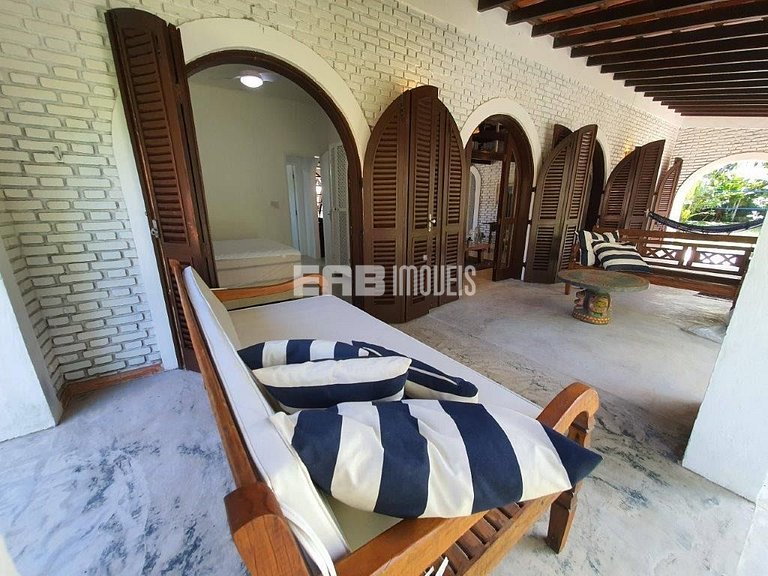 Casa com piscina e enorme jardim na praia de Itamambuca