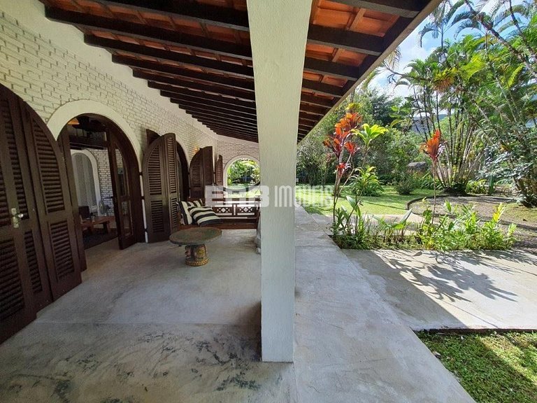 Casa com piscina e enorme jardim na praia de Itamambuca