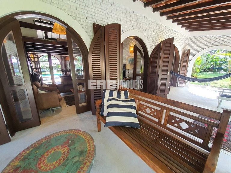 Casa com piscina e enorme jardim na praia de Itamambuca