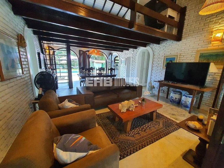 Casa com piscina e enorme jardim na praia de Itamambuca