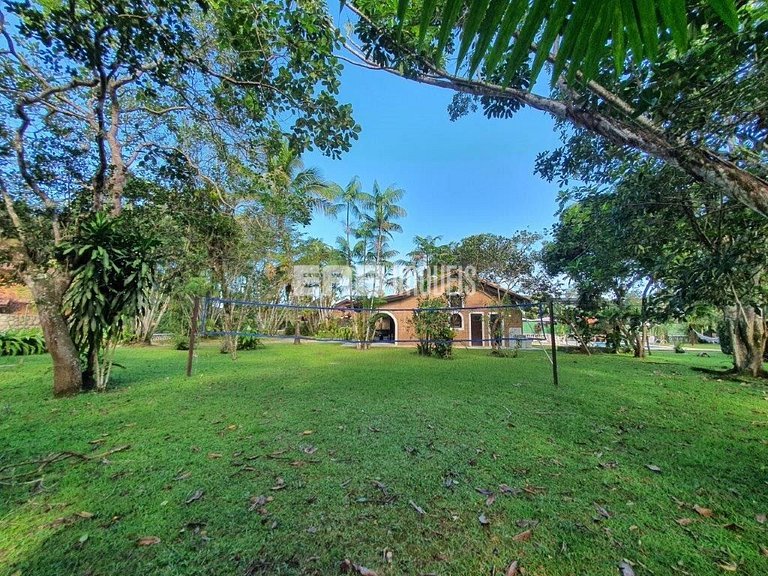 Casa com piscina e enorme jardim na praia de Itamambuca