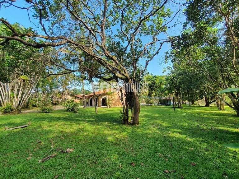 Casa com piscina e enorme jardim na praia de Itamambuca