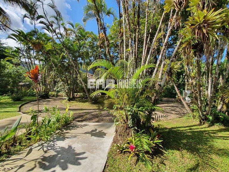 Casa com piscina e enorme jardim na praia de Itamambuca