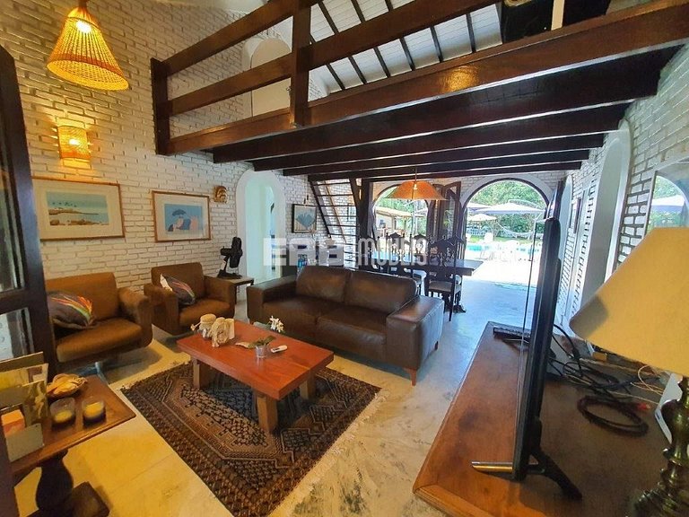 Casa com piscina e enorme jardim na praia de Itamambuca