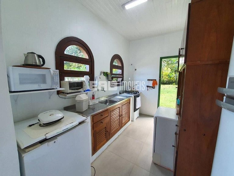 Casa com piscina e enorme jardim na praia de Itamambuca