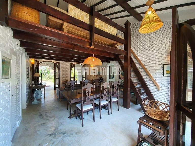 Casa com piscina e enorme jardim na praia de Itamambuca