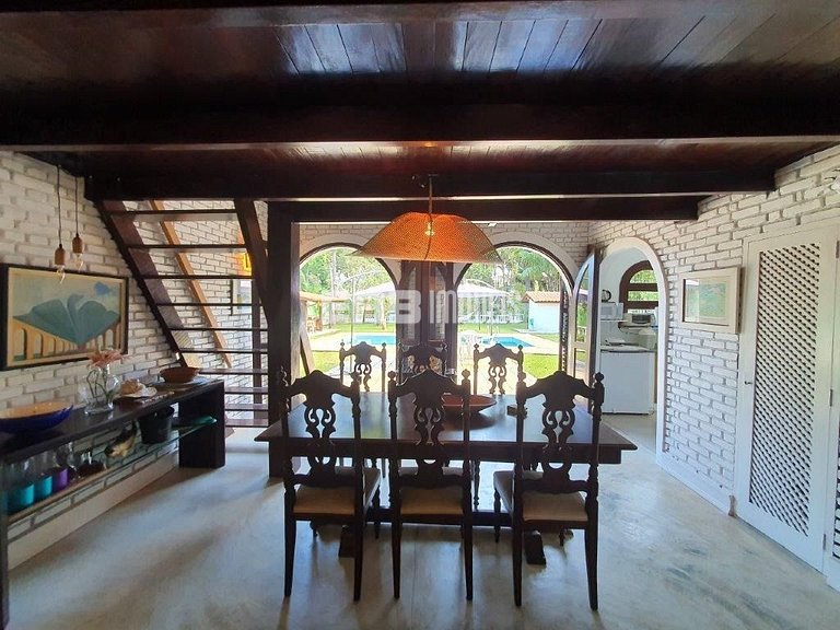 Casa com piscina e enorme jardim na praia de Itamambuca