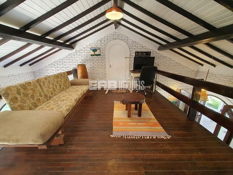 Casa com piscina e enorme jardim na praia de Itamambuca