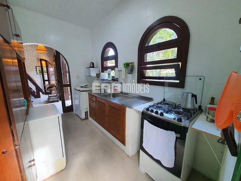 Casa com piscina e enorme jardim na praia de Itamambuca