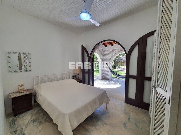 Casa com piscina e enorme jardim na praia de Itamambuca