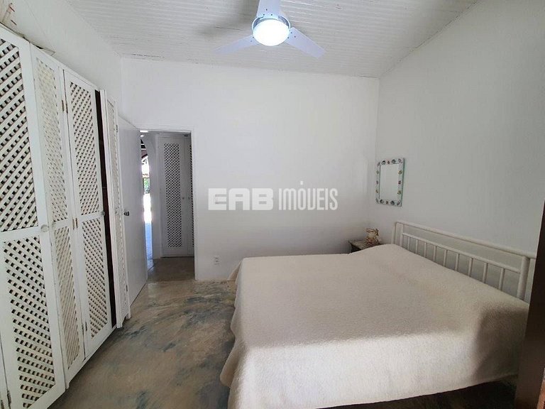 Casa com piscina e enorme jardim na praia de Itamambuca