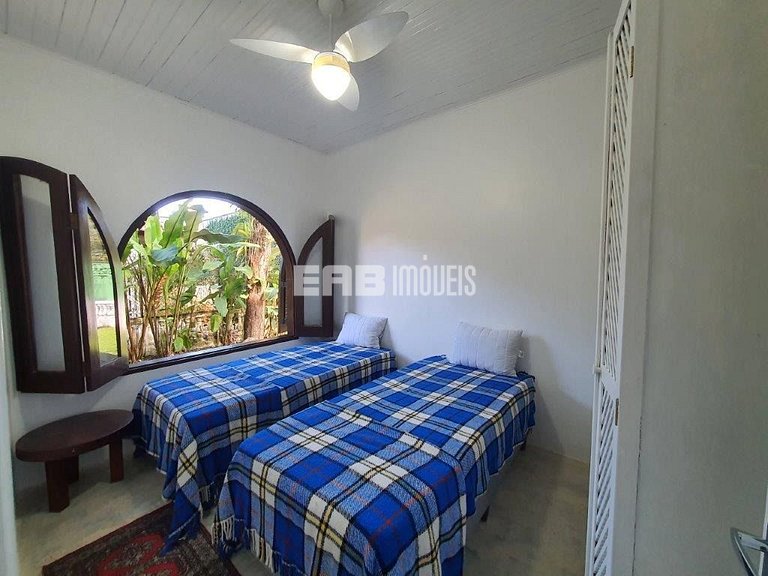 Casa com piscina e enorme jardim na praia de Itamambuca