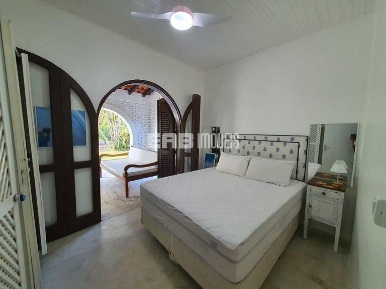 Casa com piscina e enorme jardim na praia de Itamambuca