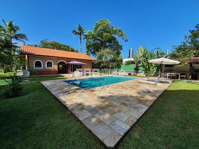 Casa com piscina e enorme jardim na praia de Itamambuca