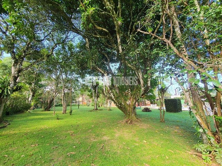 Casa com piscina e enorme jardim na praia de Itamambuca