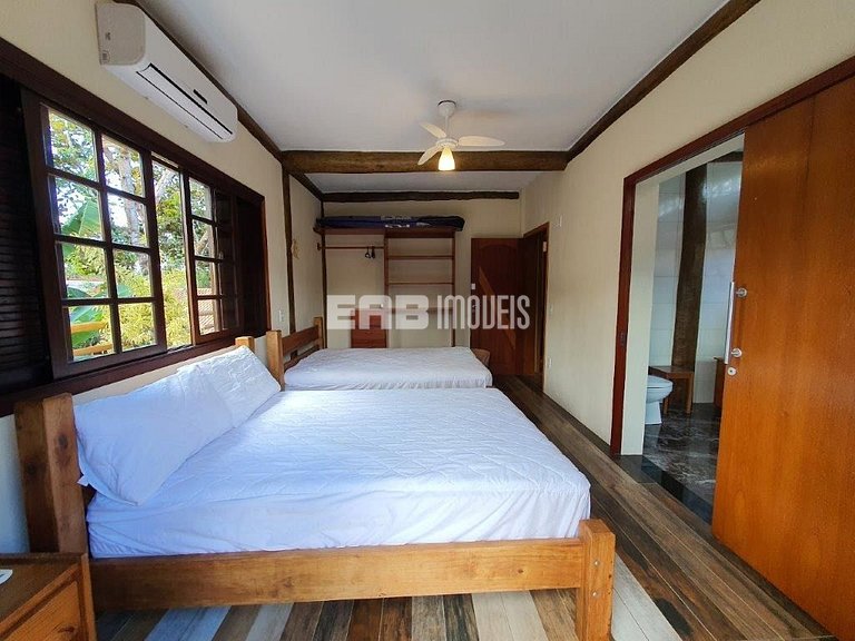 Casa com 3 suites em Itamambuca