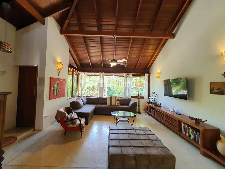 Casa de palafita, cercada por árvores