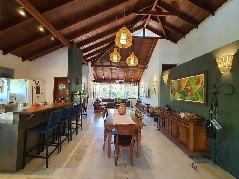 Casa de palafita, cercada por árvores