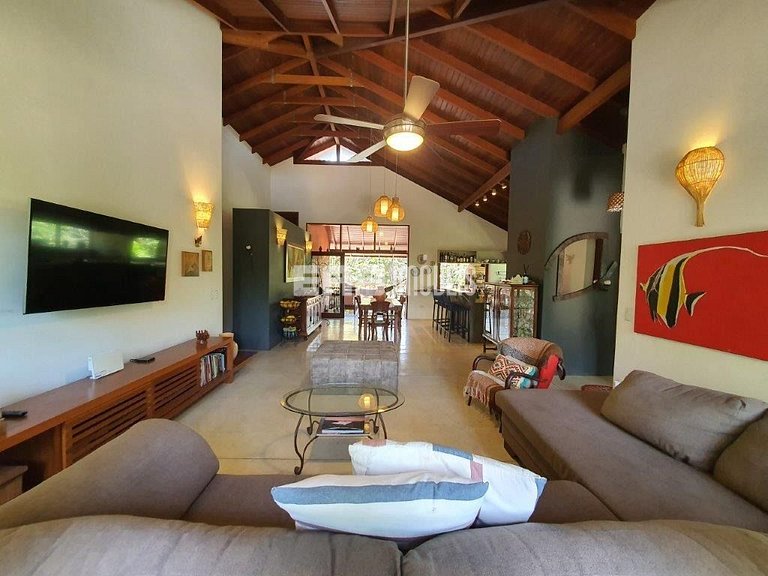 Casa de palafita, cercada por árvores