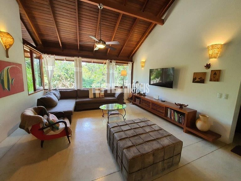 Casa de palafita, cercada por árvores