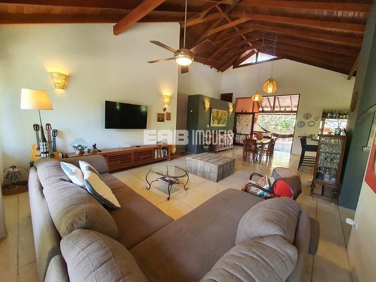 Casa de palafita, cercada por árvores