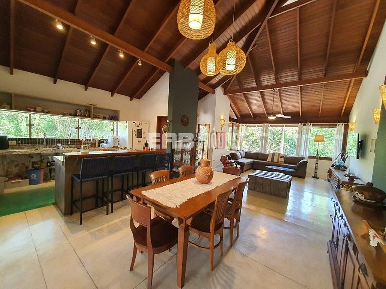 Casa de palafita, cercada por árvores