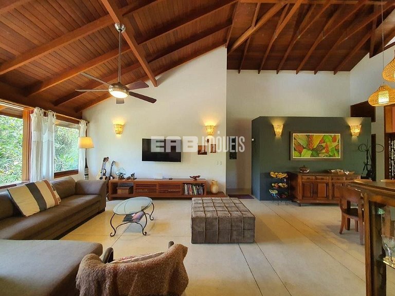 Casa de palafita, cercada por árvores