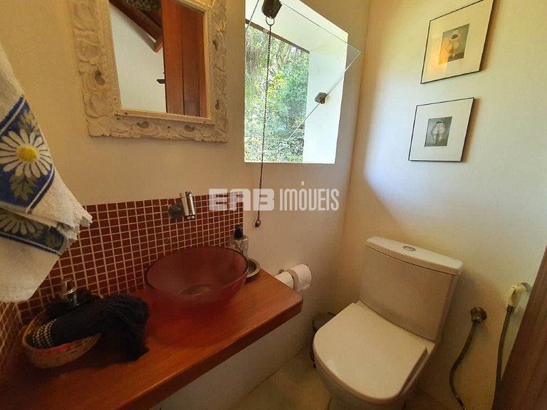 Casa de palafita, cercada por árvores