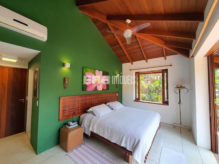 Casa de palafita, cercada por árvores